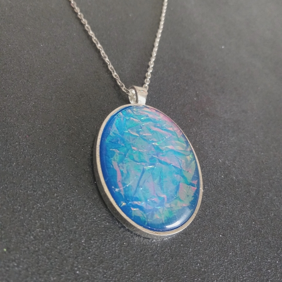Blue faux opal / dichroic glass iridescent glass cabochon silver necklace 23" - Picture 5 of 6